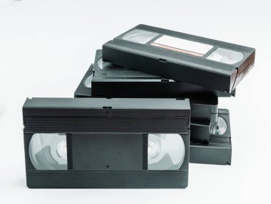 Eski bir video kaset yığınını kapat. Beyaz arkaplanda Retro vhs kasetleri.