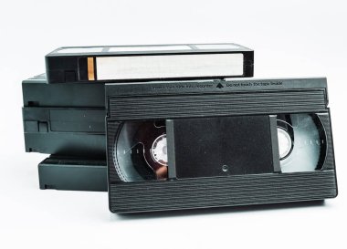 Eski bir video kaset yığınını kapat. Beyaz arkaplanda Retro vhs kasetleri.