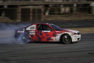 12-05-2022 Riga, Letonya üzerinde numara olan bir araba tekerleklerinden dumanlar çıkıyor.