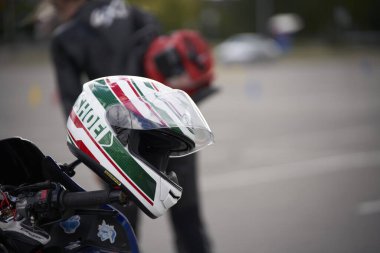 12-08-2022 RIga, Letonya. Arka planda bir kişi ve arka planda bir kişi olan bir motosikletli kask..