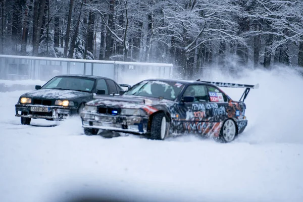 2022 Riga Lettland Zwei Autos Fahren Schnee Der Nähe Von — Stockfoto