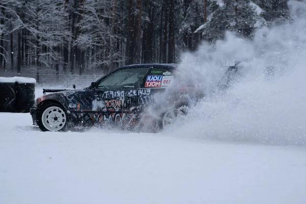 2022 Riga Lettland Ein Auto Fährt Durch Den Schnee Mit — Stockfoto