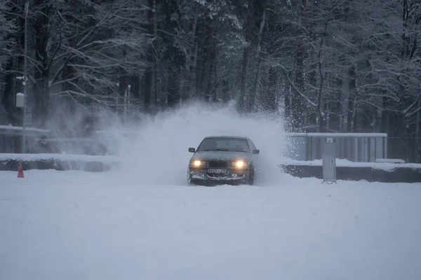 2022 Рига Латвия Автомобиль Едет Заснеженному Лесу Снегу Включенными Фарами — стоковое фото