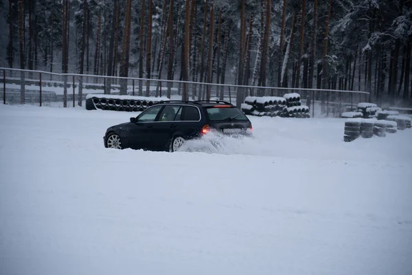 2022 Riga Lettland Auto Fährt Durch Einen Schneebedeckten Parkplatz Neben — Stockfoto