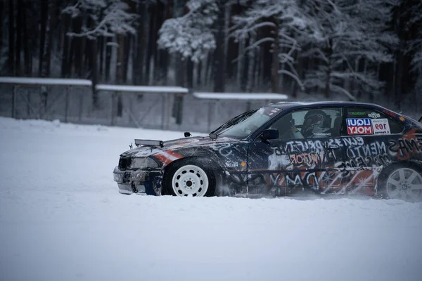 2022 Ryga Łotwa Samochód Pokryty Graffiti Przejeżdżający Przez Śnieg Parkingu — Zdjęcie stockowe