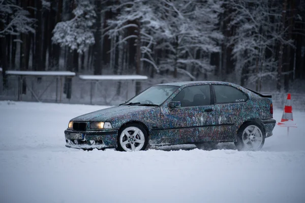 2022 Рига Латвия Автомобиль Покрытый Льдом Проезжает Через Заснеженный Лесной — стоковое фото