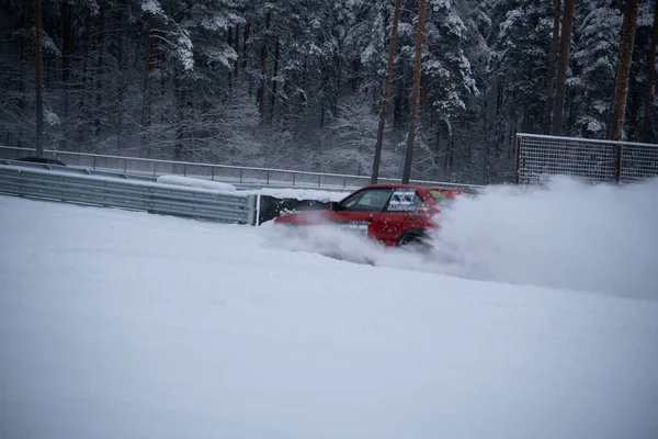 2022 라트비아에서 승용차 울타리가 눈덮인 지나고 — 스톡 사진
