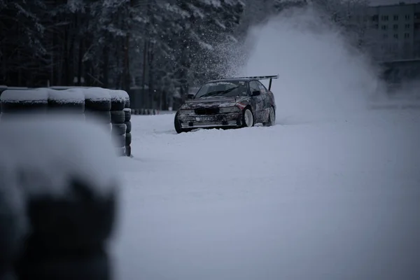2022 Ryga Łotwa Samochód Przejeżdżający Przez Pokrytą Śniegiem Ulicę Obok — Zdjęcie stockowe