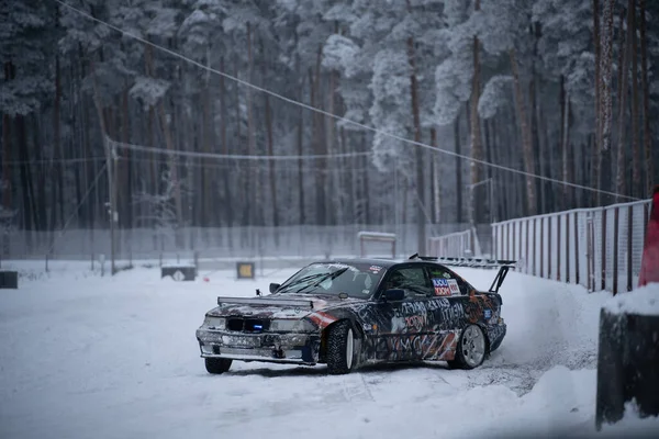 2012年12月12日 2022年リガ ラトビア背景のフェンスや木の近くの雪の中に駐車されている車 — ストック写真