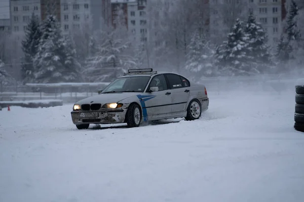 2022 라트비아에서 눈덮인 도로를 운전하는 나무로 뒤덮인 앞에서 — 스톡 사진