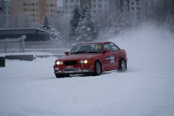 2022 Ryga Łotwa Czerwony Samochód Przejeżdżający Przez Pokrytą Śniegiem Ulicę — Zdjęcie stockowe