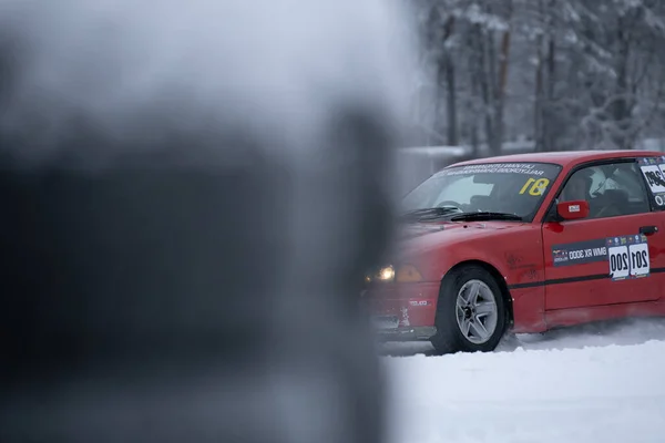 2022 Riga Lettland Ein Rotes Auto Steht Schnee Mit Einem — Stockfoto