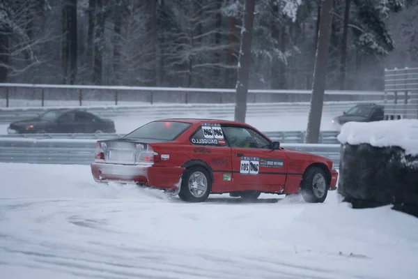 2022 Ryga Łotwa Czerwony Samochód Jedzie Przez Śnieg Parkingu Znakiem — Zdjęcie stockowe