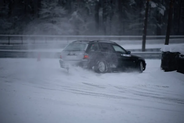 2022 Рига Латвия Автомобиль Проезжающий Зимой Заснеженной Улице Большим Количеством — стоковое фото