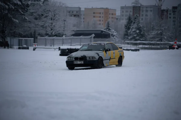 2022 Рига Латвия Автомобиль Припарковался Снегу Перед Зданием Желтой Полосой — стоковое фото