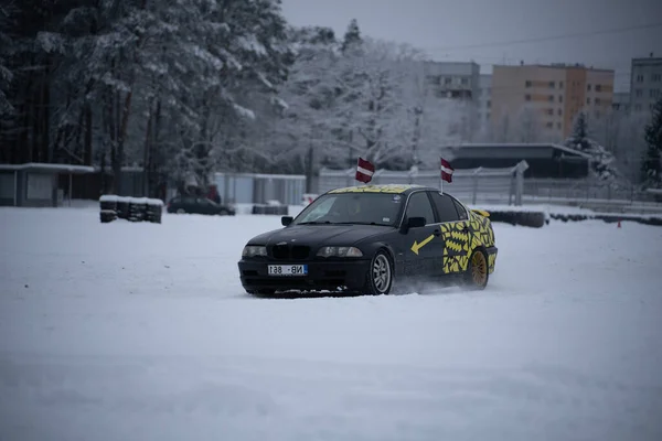 2022 Рига Латвия Автомобиль Едет Снегу Городском Парке Деревьями Зданиями — стоковое фото