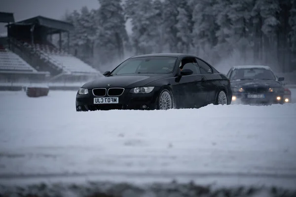 2022 Riga Lettland Ein Paar Autos Fahren Eine Schneebedeckte Straße — Stockfoto