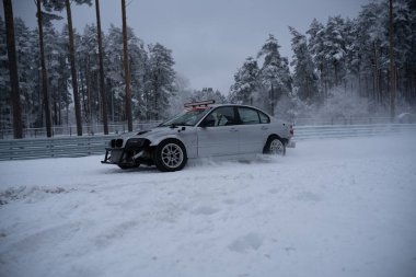 12-12-2022 Riga, Letonya. Kapüşonu açık ve üstünde kayak askısı olan bir araba.. .