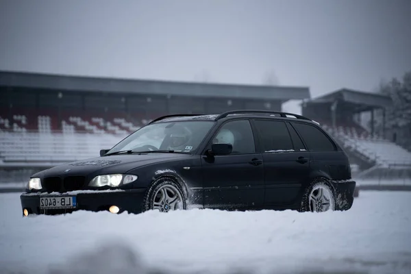 2022 Рига Латвія Чорний Автомобіль Припаркований Снігу Біля Стадіону Будівлею — стокове фото