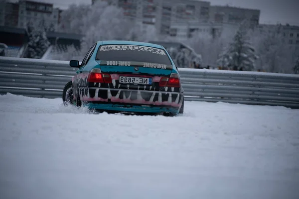 2022 Ryga Łotwa Samochód Przejeżdżający Zimą Przez Parking Pokryty Śniegiem — Zdjęcie stockowe