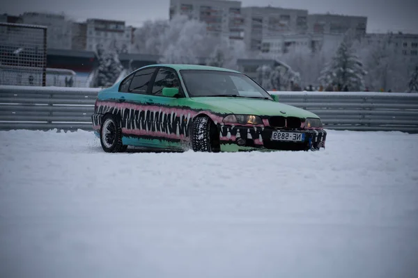 2022 Ryga Łotwa Zielony Samochód Zaparkowany Śniegu Pobliżu Ogrodzenia Budynków — Zdjęcie stockowe