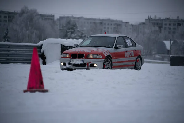 2012年12月12日 2022年リガ ラトビア道路上の赤いコーンと赤いトラフィックコーンの横に雪の中に駐車赤い車 — ストック写真
