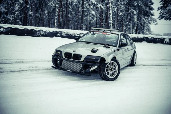 2022 Riga Lotyšsko Auto Zaparkované Sněhu Před Několika Stromy Zasněžené — Stock fotografie