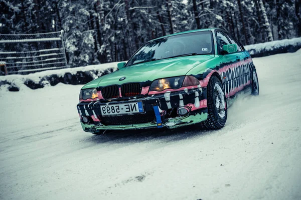 2022 Riga Lettland Ein Grünes Auto Fährt Auf Einer Schneebedeckten — Stockfoto