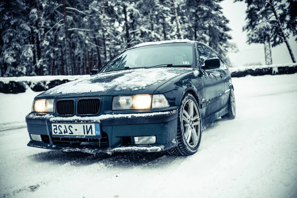 ラトビアのリガ12 2022森の中の雪道に車が停まっています — ストック写真