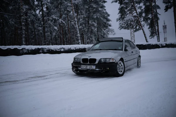 2022 Riga Lettland Ein Auto Auf Einer Verschneiten Straße Schnee — Stockfoto