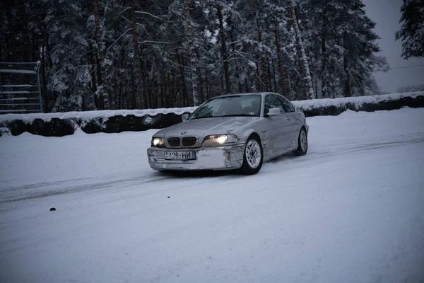 2022 Ryga Łotwa Samochód Jadący Śnieżną Drogą Śniegu Drzewami Tle — Zdjęcie stockowe
