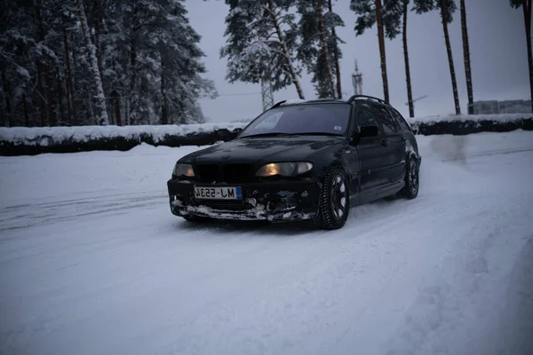 2022 Riga Lotyšsko Auto Jedoucí Zasněžené Silnici Sněhu Stromy Pozadí — Stock fotografie