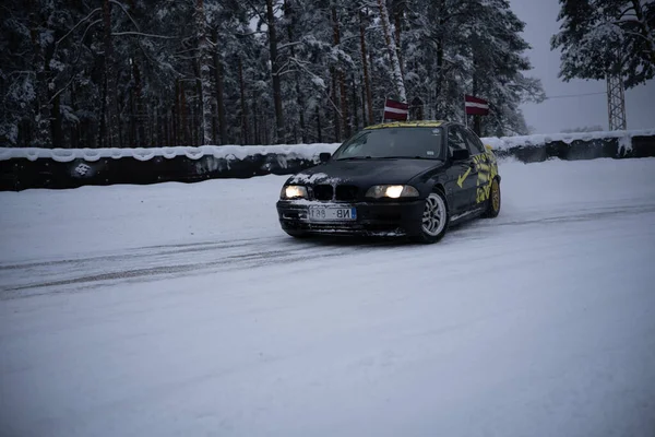 2022 Riga Letónia Carro Que Desce Uma Estrada Nevada Neve — Fotografia de Stock