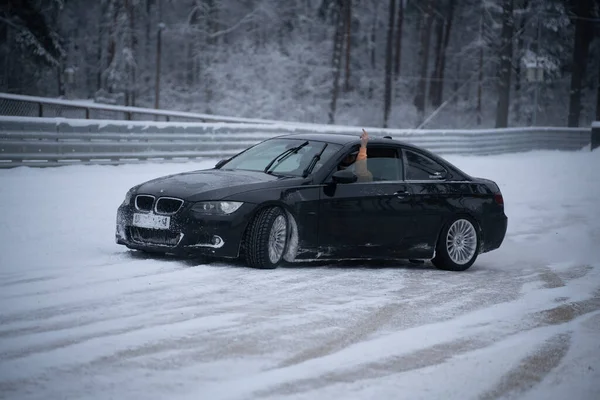 在拉脱维亚里加 一辆汽车停在雪地里的一条雪路上 一个人把头伸出窗外 — 图库照片