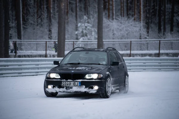 2022 Ryga Łotwa Samochód Jadący Przez Śnieg Przed Płotem Drzewa — Zdjęcie stockowe