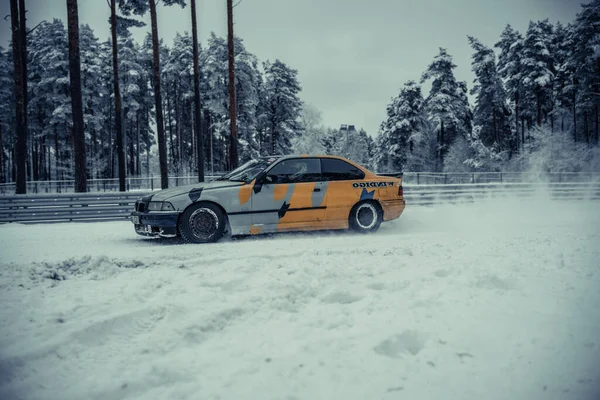 2022年12月12日在拉脱维亚里加 一辆停在树上的雪地里的汽车 车上有雪 后面有栅栏 — 图库照片