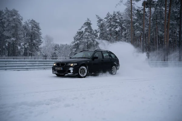 2022 Рига Латвія Автомобіль Проїжджав Через Снігову Дорогу Середині Зими — стокове фото