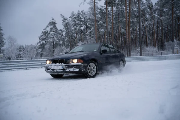 2022 Riga Letónia Carro Que Atravessa Uma Estrada Coberta Neve — Fotografia de Stock