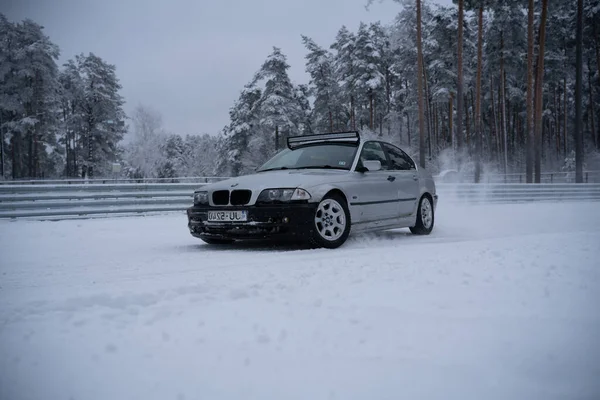2022 Рига Латвія Автомобіль Припаркований Снігу Біля Паркану Дерев Задньому — стокове фото