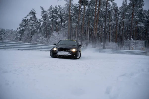 2022 Riga Lettland Auto Fährt Durch Eine Schneebedeckte Straße Neben — Stockfoto