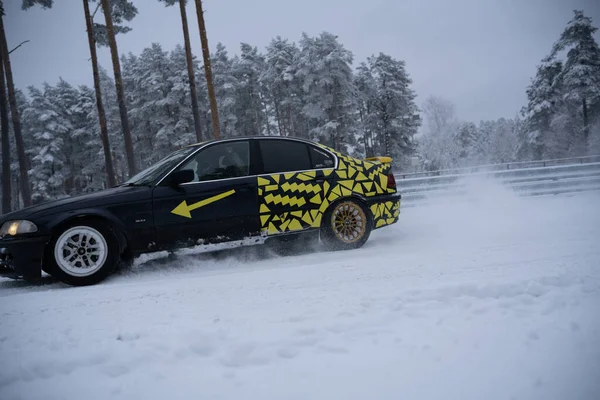 2022 Riga Letonya Üzerinde Sarı Siyah Desenli Bir Araba Var — Stok fotoğraf