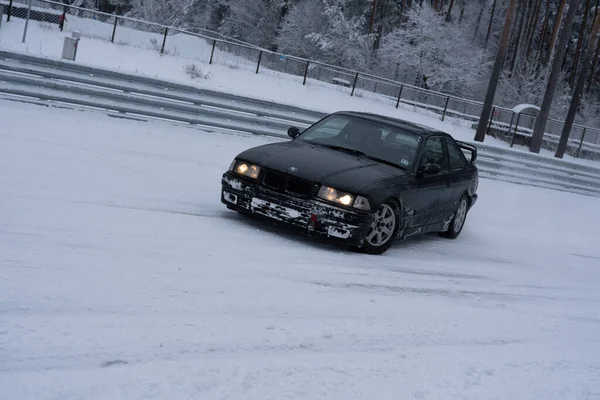 2012年12月12日 2022年リガ ラトビアヘッドライトとフロントバンパーライト付き雪の中で雪道を運転する車 — ストック写真