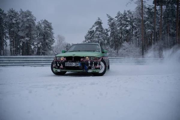 2022 Riga Lettland Auto Fährt Auf Einer Verschneiten Straße Mit — Stockfoto