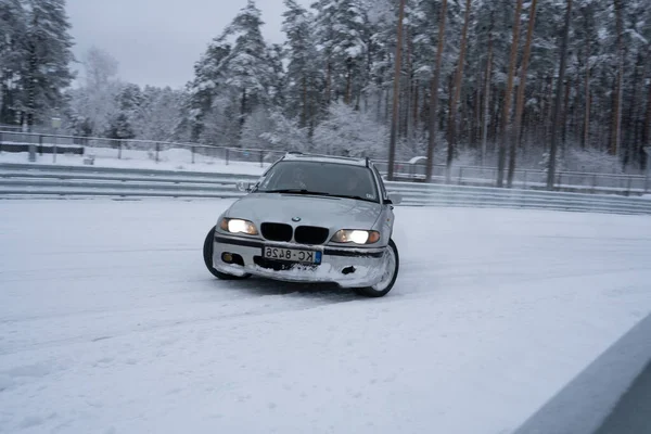 2022 Рига Латвия Автомобиль Припаркован Снегу Дороги Деревьями Заднем Плане — стоковое фото