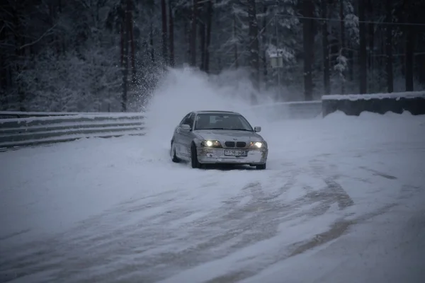 2022 Рига Латвия Автомобиль Едет Заснеженной Дороге Снегу Включенными Фарами — стоковое фото