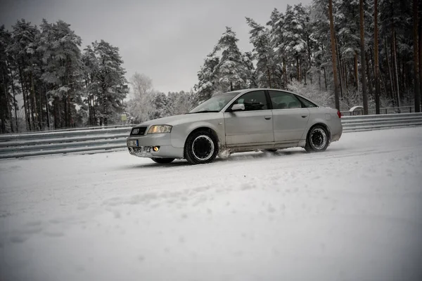 2022 Riga Letland Een Auto Rijdt Door Sneeuw Voor Een — Stockfoto