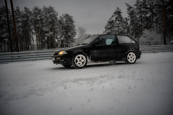 2022 Ryga Łotwa Czarny Samochód Zaparkowany Śnieżnej Drodze Przed Lasem — Zdjęcie stockowe