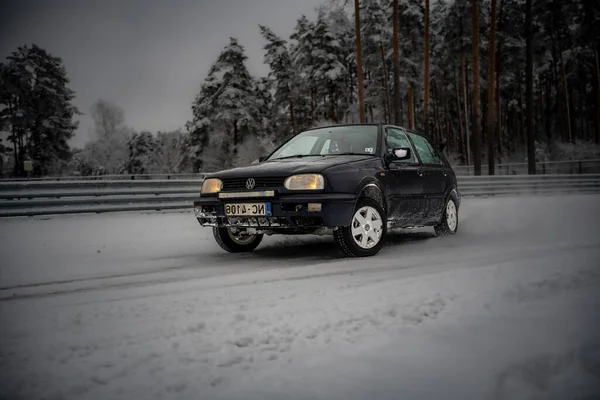 2022 Riga Letonya Karlı Bir Yolda Ilerleyen Küçük Bir Araba — Stok fotoğraf