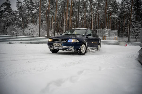 2022 Riga Lettland Auto Fährt Durch Den Schnee Vor Einem — Stockfoto