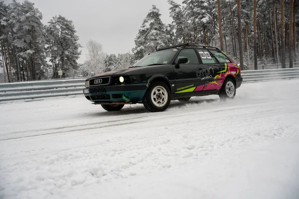 2022 Riga Letland Een Auto Rijdend Een Besneeuwde Weg Sneeuw — Stockfoto
